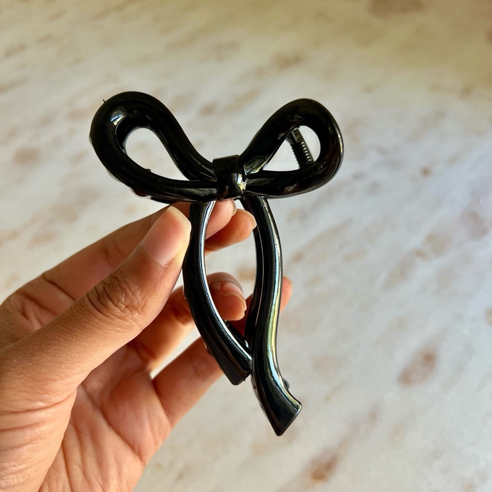 Add a touch of charm to your hairstyle with this adorable hair clip